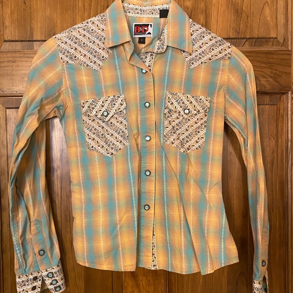 Long sleeve pearl snap shirt
